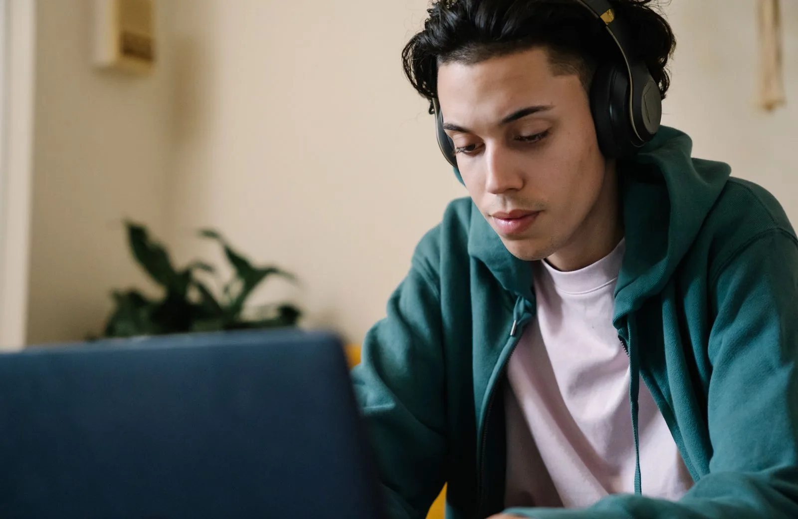 A real viewer watching a YouTube video to the end, the high-retention view that buying real YouTube views aims to mimic